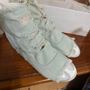 Size 6 Bamboo Cure Women's Ripped Denim Open Toe Flat Sandals